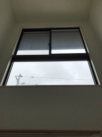 【白河しらさかの森店】リビング高窓へロールスクリーンの取り付け工事を致しました！